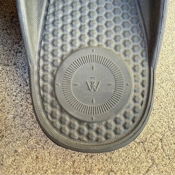 NWT Totes Black Flip Flops - Picture 7 of 7